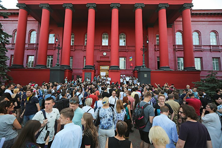 Университет Шевченко, красный корпус, студенты, Киев, фото