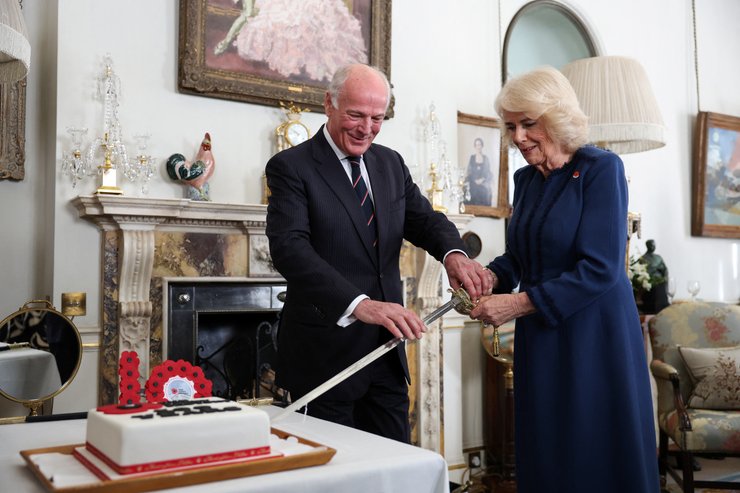 королева Камилла, мужчина, меч