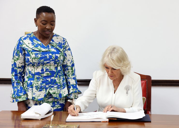 Королева Камилла во время визита в Кению