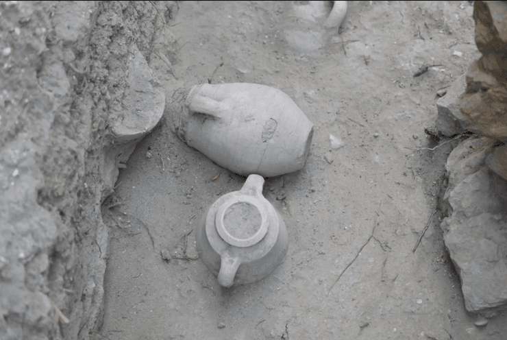 раскопки святилища Тофет, обнаружение древних артефактов, золотые монеты, карфаген раскопки, детские жертвоприношения, карфагенский археологический памятник, историческое значение, религиозные традиции, археология, история