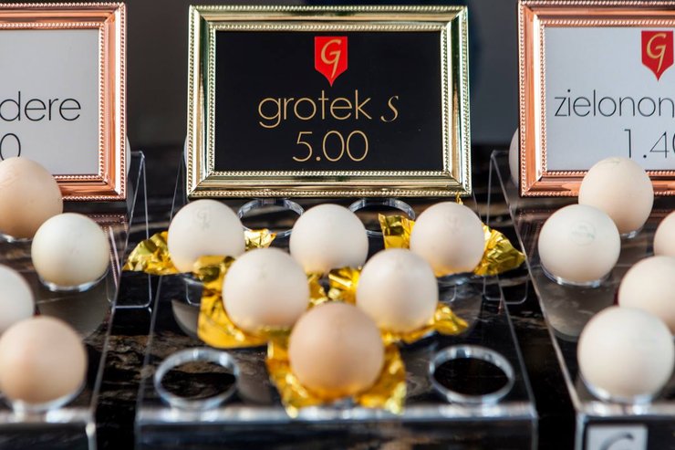 Стоимость яиц в необычном павильоне стоит от 1,20 злотых до 5 злотых за штуку.
