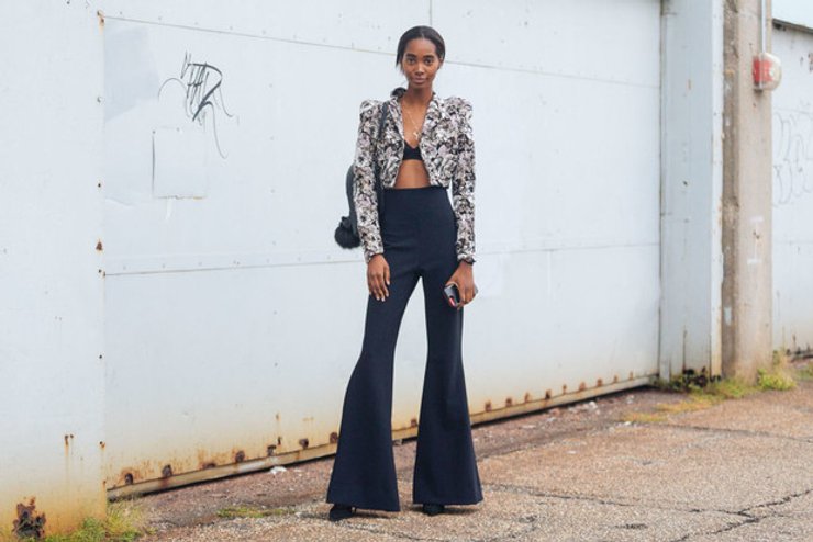 Джинсы-колокола, джинсы, деним, мода, тренды, 2021