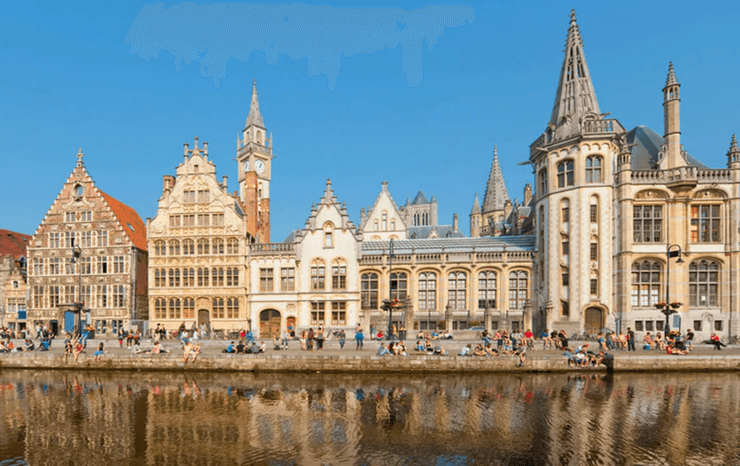 Дневной вид на исторические здания Гента вдоль канала без толп туристов