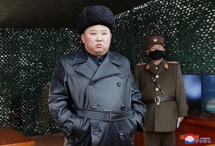 Ким командует учениями без маски