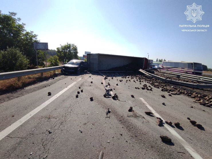 дтп, трасса одесса-киев, перевернулась фура