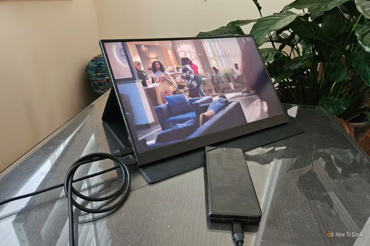 Портативний монітор підключили до смартфона Samsung Galaxy Z Fold 5
