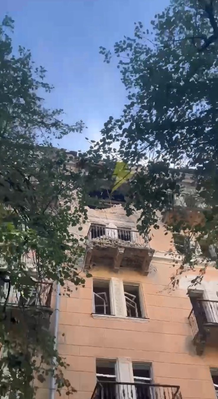 фото тпошкодженого будинку в Києві після удару РФ 2 вересня
