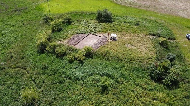 Археологія, знахідка , середньовічна реліквія, медальйон з мідного сплаву, Сілезьке воєводство, Лодзький університет, історичні розкопки, лицарська резиденція, 14-15 століття, польська історія