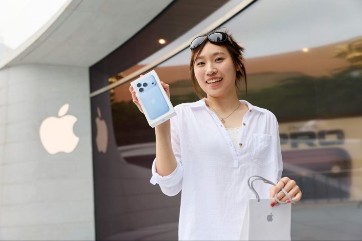 Клиент Apple в районе Цзиньган (Шанхай), приобретший iPhone 18 Pro