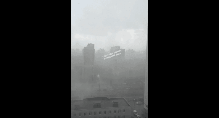 В Киеве сильный дождь с градом