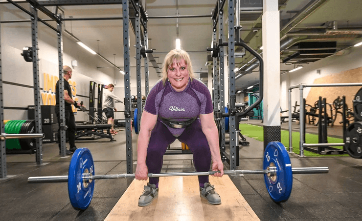 Пенсионерка начала заниматься пауэрлифтингом, спорт, начала ходить в тренажерный зал, становая тяга, рекорд, будет представлять страну