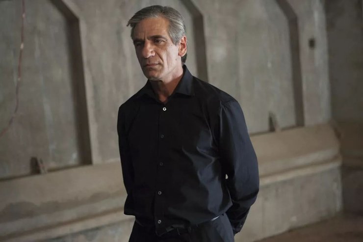 Алон Абутбуль у чорному костюмі