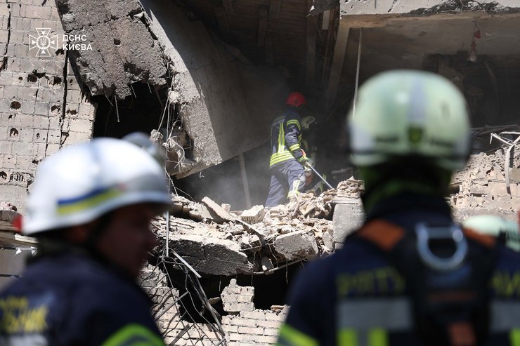 Спасатели ГСЧС работают на месте разрушения в Киеве
