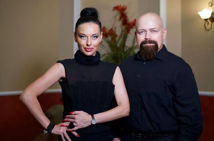 Художниця випилює золото на свої картини, щоб притягнути до себе багатство, курйози, приколи