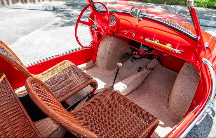 В салоне установлены плетеные кресла