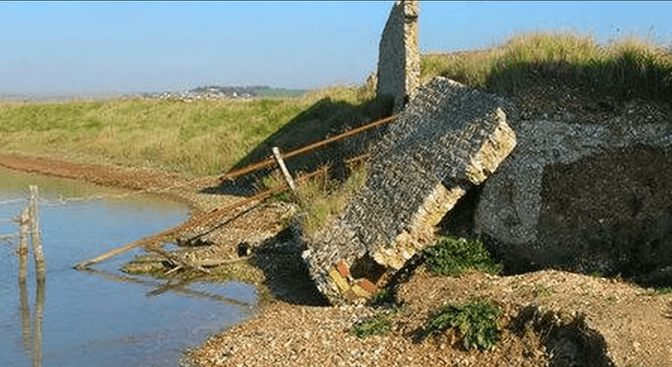Руины и остатки зданий на побережье в месте бывшей деревни Тайд-Миллс