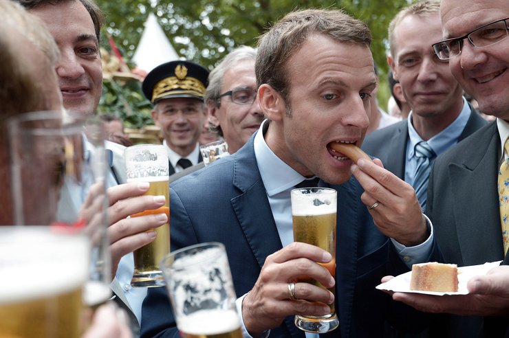 Макрон ест сосиски