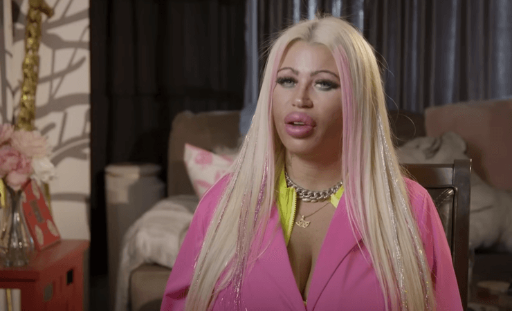 Жінка зробила 500 косметичних процедур, незвичайна зовнішність, пластична хірургія, змінила тіло, підтяжка сідниць, діаманти в зубах