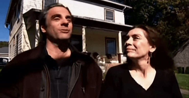 Лори Дюмас и ее партнер Джефф стоят перед своим домом XIX века в Род-Айленде