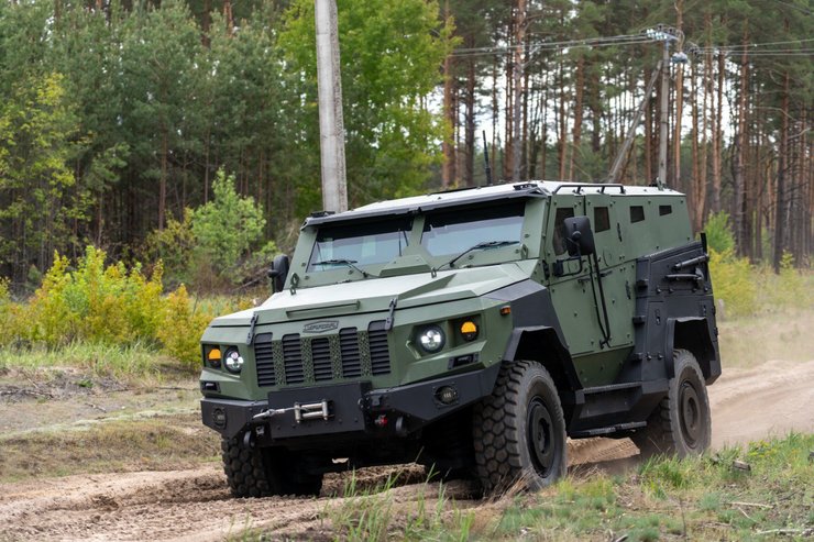 бронемашина Варта 2 в лесу