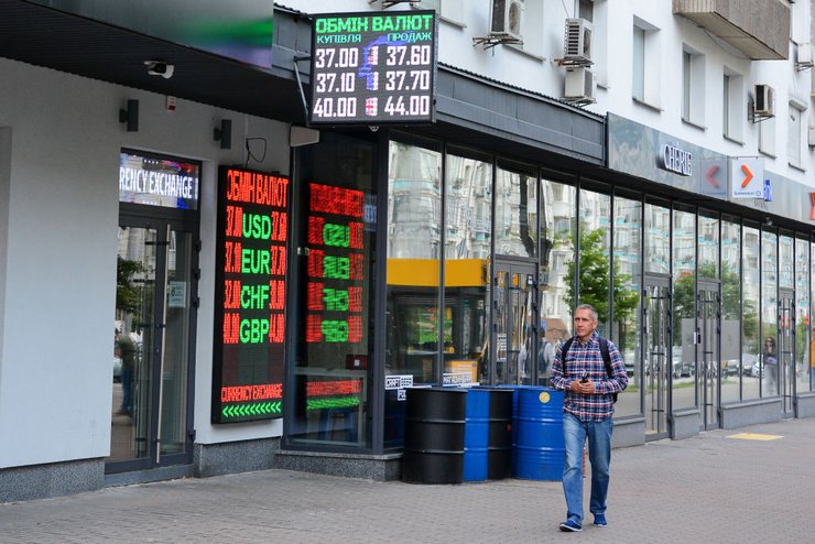 Эксперты говорят, что НБУ будет ослаблять валютные ограничения, но делать это будет очень медленно и осторожно