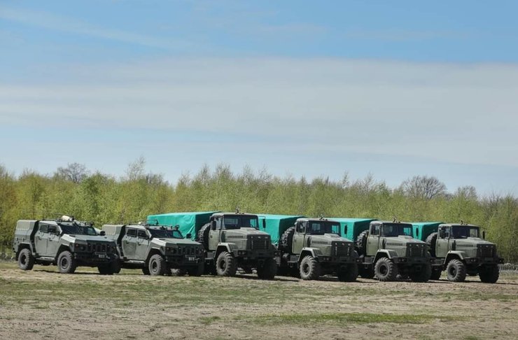 Броневики "Новатор" (слева) и тягачи КрАЗ-6322 на учениях Dynamic Front-2021 в Польше. Фото: Dynamic Front-2021