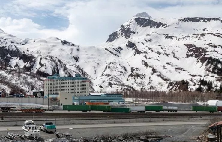 Многоэтажный дом, Begich Towers, башня, живут под одной крышей, все в одном здании, Аляска, туристы, местные жители