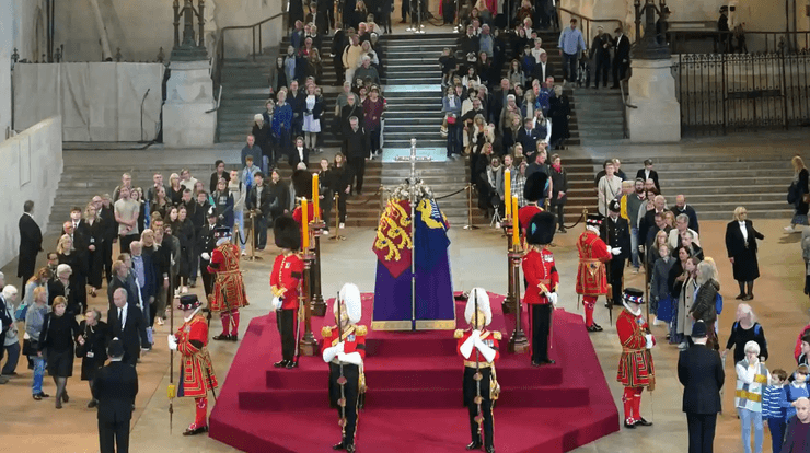 Общественность приходит попрощаться с королевой