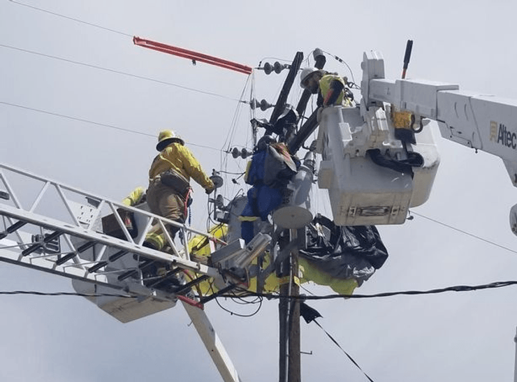 Рятувальники, пожежні, стіл, дроти, високовольтні дроти,