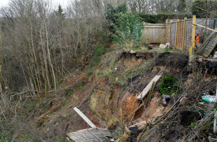 Зсув землі загрожує жителям міста Кредлі Хіт, Велика Британія, біда, руйнування будинків, житло, курйози, стихія
