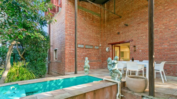 Продаж нерухомості в Австралії, трамвайна станція перетворилась на затишний будинок, продаж нерухомості