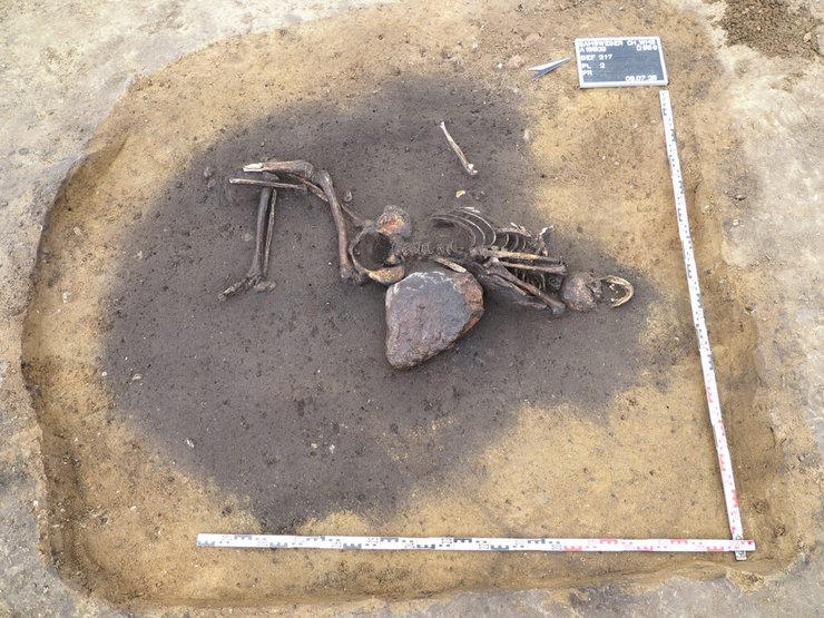 дослідники розкопали незвичайне поховання чоловіка