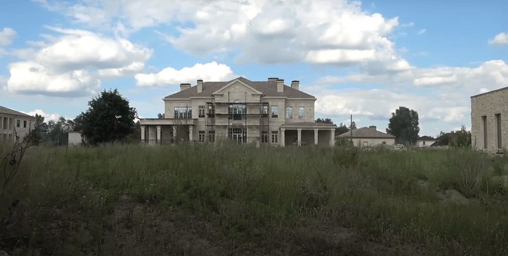 Найбільший маєток у кооперативі Сонячний берег має тераси та панорамні вікна