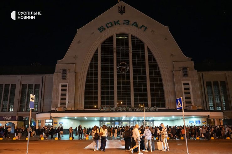 натовпи пасажирів біля Київського вокзалу 27 серпня