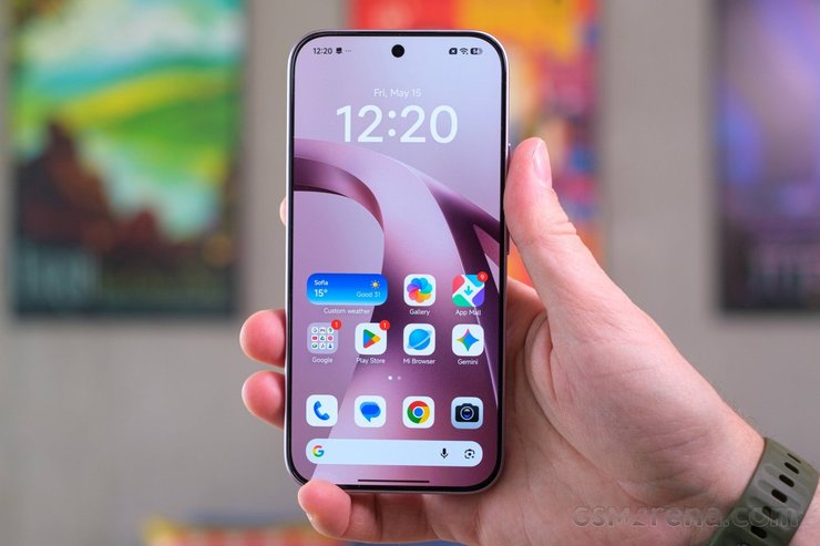 Xiaomi 17T смартфон в руке экран