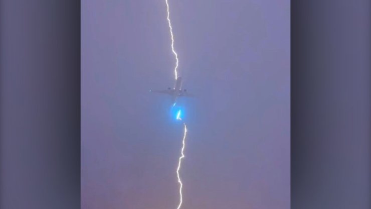 Boeing, молния, попадание молнии, Ванкувер, Канада