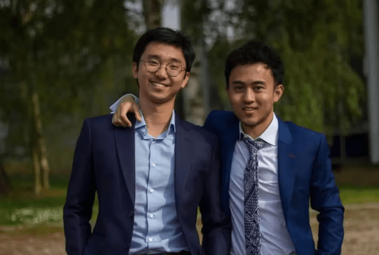 Чжао Дянь в костюме вместе с другом в годы учебы и работы за рубежом