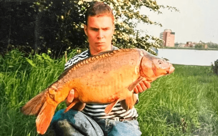 Рыбак поймал одну и ту же рыбу, карп, выпустил 30 лет назад, рыбак, мужчина дважды поймал одного карпа,