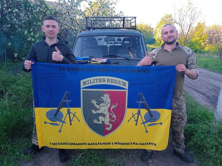 Військовослужбовець Микола Козак із побратимом