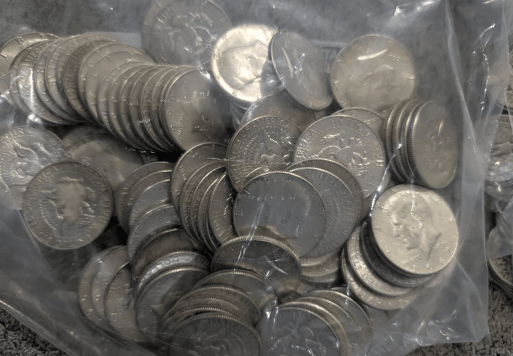 Пакеты с сотнями серебряных монет, которые пара обнаружила во время ремонта дома после падения ящика с потолка