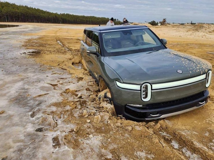 Внедорожник Rivian R1s, Rivian R1S, новый Rivian R1S, Rivian R1S 2023, застрял внедорожник