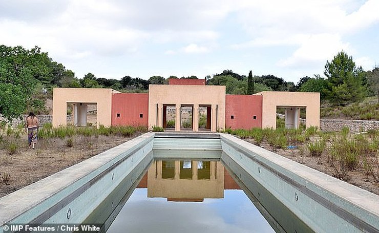 Вилла Беккера на Майорке после нашествия сквоттеров и порноактеров