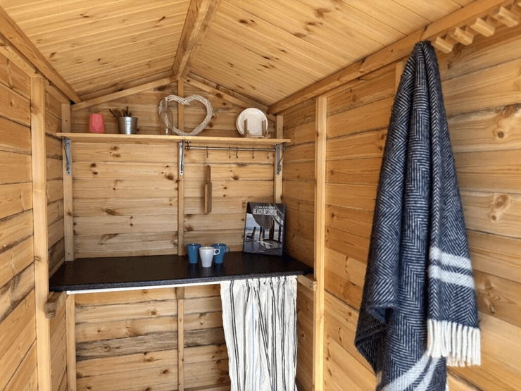 У Великій Британії продають крихітну дерев'яну хатину просто на пляжі