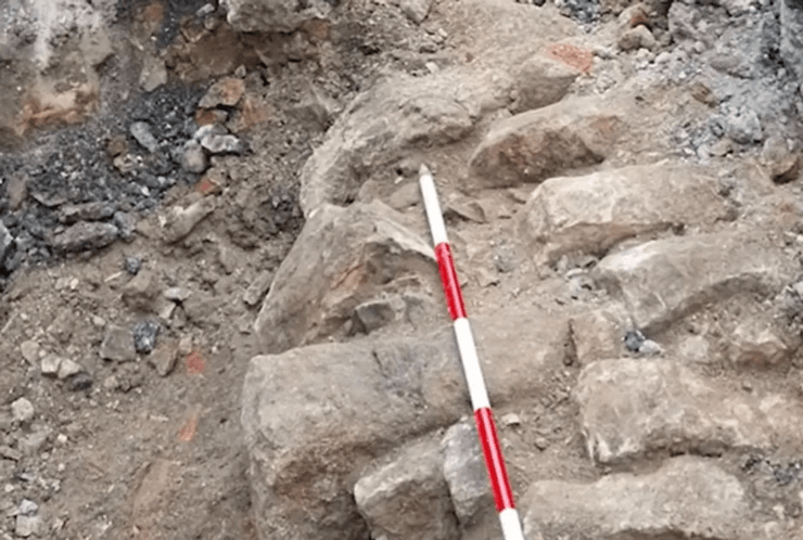 Посреди британского города нашли вход в в средневековую больницу после обвала дороги