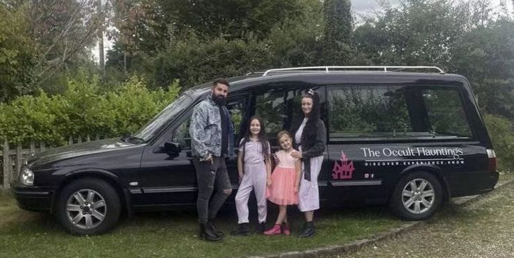 Джей-Пи Кеннеди и Кимми Джеффри живут в доме с привидениями, семью называют семейкой Аддамсов в реальной жизни