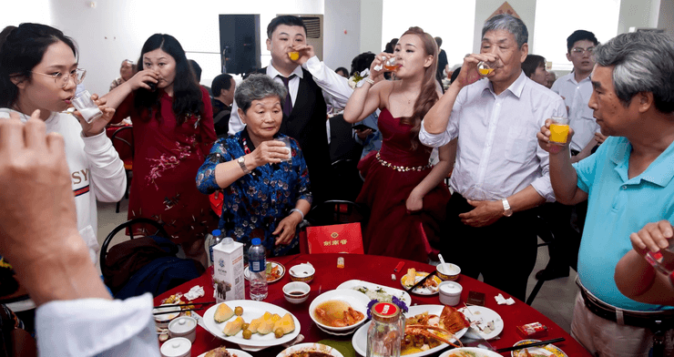 Актеры на свадебной церемонии, невеста, замужняя женщина, трижды вышла замуж, выманивала деньги, свадьба ради подарков, брачная афера, муж ничего не знал