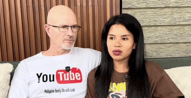 Пара улыбается и беседует во время интервью, обсуждая свой брак несмотря на 38-летнюю разницу в возрасте