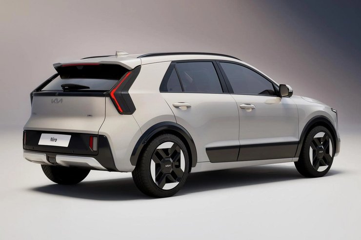 Сзади обновили фонари