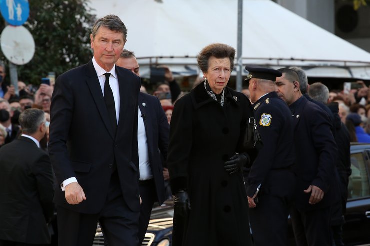 Принцесса Анна с супругом на похоронах короля Константина