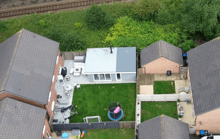 У Великій Британії чоловіка зобов'язали знести літній будиночок після скарг сусідів на шум ночами